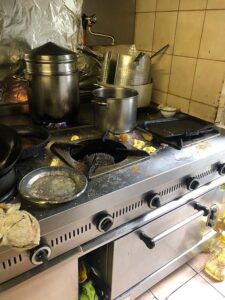 Polizia Municipale sequestra alimenti mal conservati ed eleva sanzioni per inottemperanza alle norme anti Covid-19