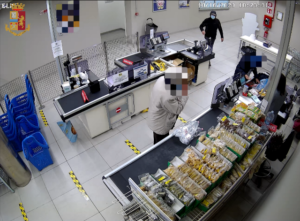 Torino: agenti del commissariato Barriera Nizza arrestano rapinatore seriale. Le vittime riconoscono i suoi vistosi tatuaggi