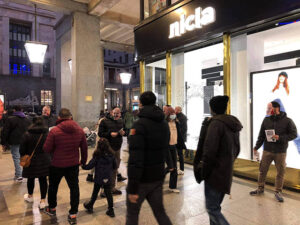 Nuovo “blitz” delle Mascherine Tricolori per invitare a non comprare su Amazon, ma nei negozi della città