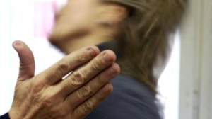 Mentre è al telefono con un’amica viene aggredita dal marito