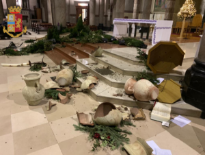 Torino: distrugge gli arredi della chiesa e minaccia i fedeli. Cinquantottenne italiano arrestato