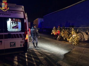 Torino: sette minori nascosti nel rimorchio di un tir. Diretti in Francia, sono stati soccorsi dalla Polizia Stradale