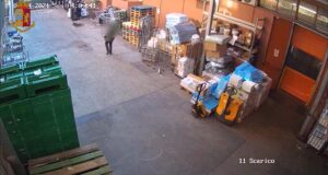 Torino: si finge magazziniere per asportare prodotti dall’area di scarico merci del supermercato. Arrestato