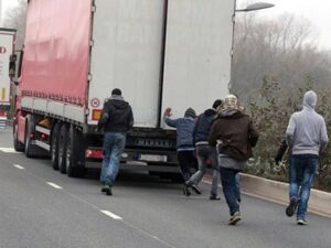 Torino: nascosti all’interno di un Tir proveniente dalla Serbia sette profughi afghani soccorsi dalla Polizia di Stato