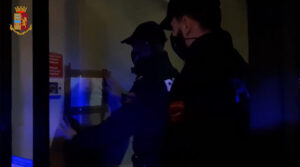 Rivoli: partecipano a una festa clandestina organizzata nel pomeriggio per eludere i controlli All’arrivo della Polizia fuggono avvisati da un “palo”