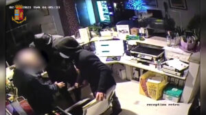 Rapinano un hotel nella notte e fuggono in monopattino. Quattro fermati dalla Polizia di Stato, un ventenne e tre minori