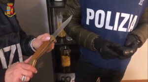 Ruba al minimarket e si “posta” la storia sui social. Un genio