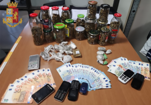 Torino: conserve di marijuana in 17 vasetti per servizio a domicilio. Un arresto