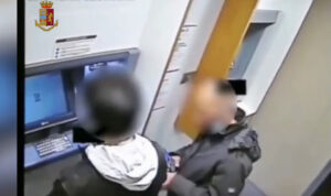 Torino: Preleva al bancomat sotto minaccia. Commissariato Centro fermata rapinatore trentaseienne