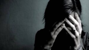 Torino: vuole togliersi la vita, la poliziotta riesce a farle cambiare idea