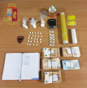 In camera da letto cocaina e molto denaro. Un arresto