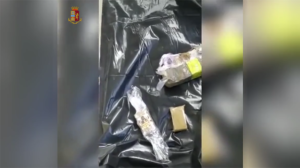 Detengono in casa 1,3kg di hashish: due arresti