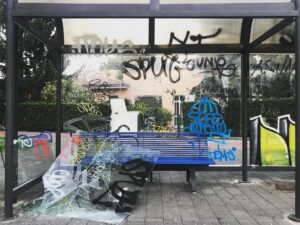 Torino: Imbratta la pensilina degli autobus, cittadino lo vede e viene aggredito. Denunciato 18enne