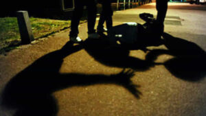 Uno sguardo e giù botte. Minorenne indagata per lesioni personali e violenza privata