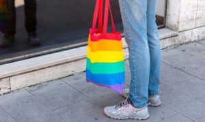 Tredicenne pestata all’uscita da scuola per la sua borsetta arcobaleno