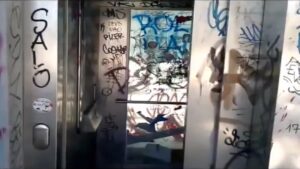 Writers in azione, cittadino li redarguisce e si ritrova con mani e volto sporchi di vernice