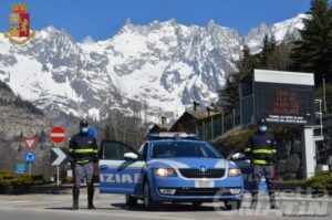 In contromano per un km sull’A5, automobilista fermata