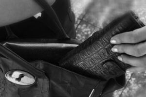 Torino: liberi dal servizio fermano le borseggiatrici di un’anziana signora. Una donna arrestata, due minori denunciate