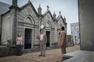 Teatro degli Acerbi “Dormono…sulle colline”, narrazioni e canti tra le lapidi di un cimitero. Il 18 agosto
