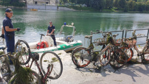 Recuperati biciclette e monopattini dal fiume Po