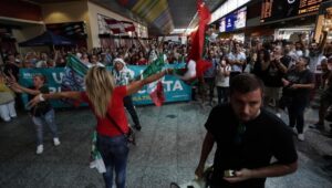 I “No vax” bloccano Torino Porta Nuova (prima litigano sulla direzione che deve prendere il corteo)