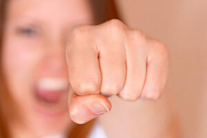 Scopre il marito con l’amante e gli distrugge la Maserati (e mezza casa)…