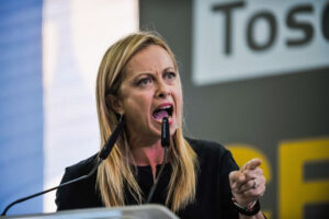 Meloni contestata a Torino dai No Green pass a suon d’insulti: “E io urlo più di voi”… Che grande statista
