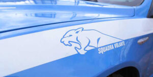 Cerca di nascondere lo stupefacente all’interno dell’auto della Volante. Arrestato