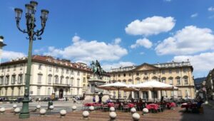 Musica ad alto volume e violazione delle norme anti-covid. La Polizia interrompe lo spettacolo