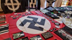 “Il Reich fece ciò che andava fatto”: neonazismo e antisemitismo, bandiere delle SS, svastiche e apologia: quattro denunciati a Torino