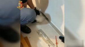 Torino: la droga era nascosta nel muro. Sequestrati dalla Squadra Volanti 7 kg di stupefacenti