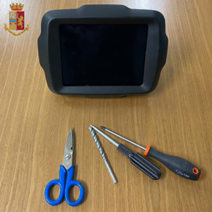 Torino: rubano navigatore satellitare da un’auto in sosta. Arrestati