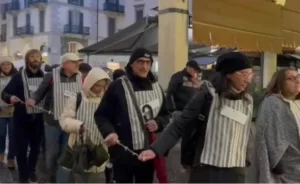 Quelli che a Pompei c’era “un mosaico con QR Code per Green pass” ora si “travestono” da deportati nei Lager nazisti