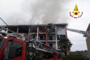Torino, incendio e crollo palazzina a Pinerolo: un morto e tre feriti