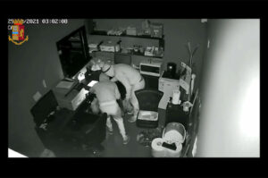 Torino: con torce e cacciaviti, si introducono all’interno della sala slot. I fatti accaduti lo scorso venerdì