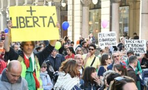 Operazione “Basta Dittatura!” sui canali Telegram. Diciassette perquisizioni e numerose identificazioni. Sequestrato materiale riconducibile al nazifascismo