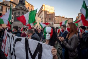 Il marito no vax che insulta e minaccia la moglie che si è vaccinata racconta cosa significhi “libertà” per questa gente