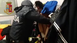 Il Capodanno e le molestie del branco: fermati un 21enne e un 18enne a Torino e Milano