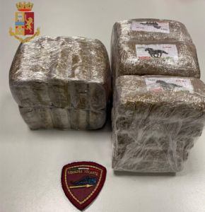 Torino: in auto con oltre 2 kg e mezzo di hashish. Un arresto