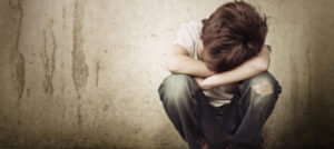 Massacra a pugni il figliastro di appena 6 anni: arrestato per tentato omicidio