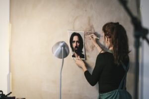 A Cuneo il vernissage della mostra “Iceberg Karma Clima” di Moira Franco