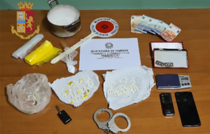 Torino: In casa droga, materiale per taglio e confezionamento, arrestato dalla Polizia di Stato