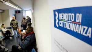 La guerra al reddito di cittadinanza e la pochezza di offerte alternative