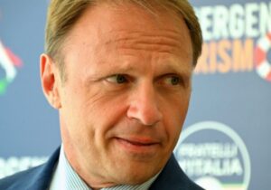 Il ministro Lollobrigida alla guerra con la carne sintetica e la frase sintetica, battaglie campali diciamo….