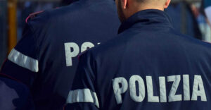 Tre poliziotti liberi dal servizio soccorrono un uomo che aveva perso conoscenza