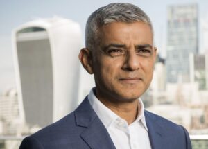 Luminarie accese per il Ramadan a Piccadilly Circus. Prima volta in Europa
