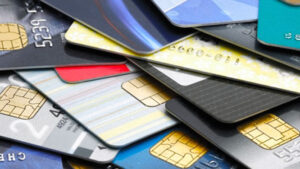 Ruba carte di credito e compra sigarette gratta e vinci. Arrestato