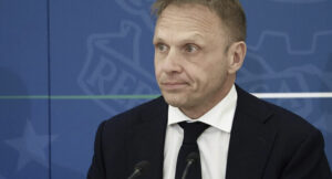 Il ministro Lollobrigida fa marcia indietro sulla carne sintetica (che non è sul mercato). Ritirato il ddl per vietarla