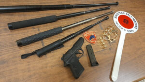 Sequestrati a quattro ragazzi tirapugni, sfollagente, una scacciacani