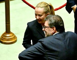 Lo spread sale e Meloni proclama: “I soliti noti vogliono i tecnici al Governo”. Siamo alla sindrome da Calimero